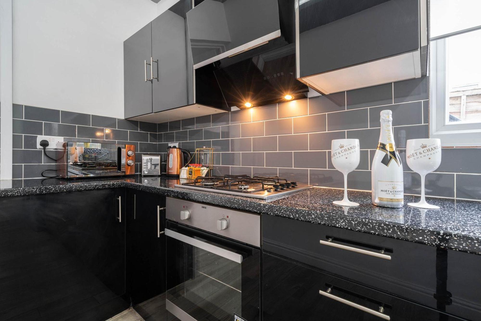 Five Bedroom Townhouse - Near City Centre - Edgbaston - On Street Parking - Wifi - Netflix - 974P Birmingham Zewnętrze zdjęcie